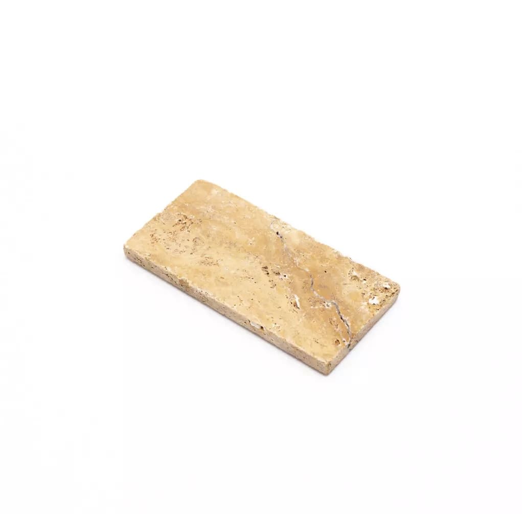 Travertin Seifenstein von Walhalla Lamm, handgefertigt für natürliche Pflege, zeigt eine glatte, beige Oberfläche.