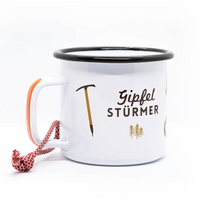 Roadtyping Emailletasse Becher für drinnen und draußen, stilvoller Keramikbecher mit kreativem Design, sichtbares Logo auf weißem Hintergrund
