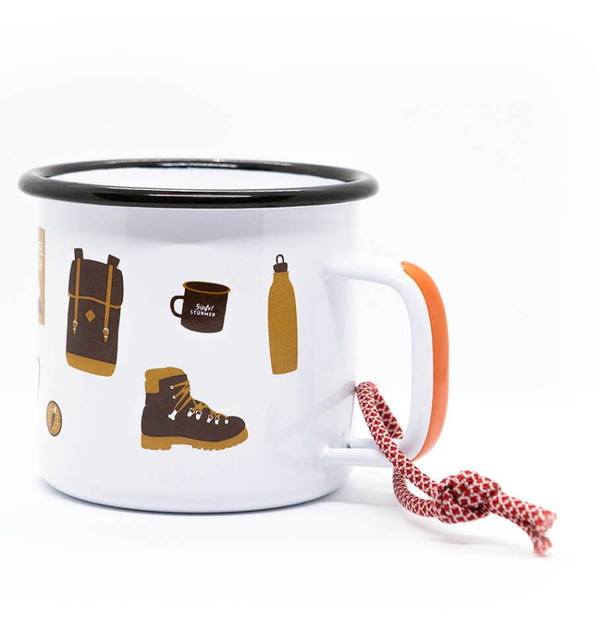 Emailletasse Becher von Roadtyping, ideal für drinnen und draußen, mit stabilem Design und klarem Logo auf weißem Hintergrund.