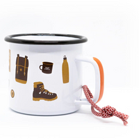 Emailletasse Becher von Roadtyping, ideal für drinnen und draußen, mit stabilem Design und klarem Logo auf weißem Hintergrund.
