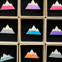 Handbemalter Anstecker mit Bergmotiven von Kartlerei, farbige Brosche für Accessoires, handgefertigt und einzigartig.