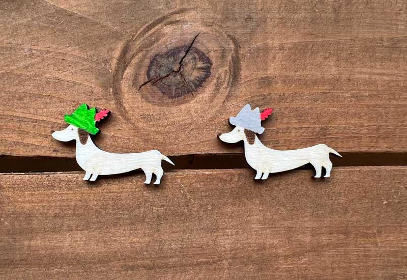 Holz-Anstecker in Dackel-Design von Kartlerei, Accessoire für Trachtenhüte und Kleidung