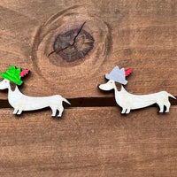 Holz-Anstecker in Dackel-Design von Kartlerei, Accessoire für Trachtenhüte und Kleidung
