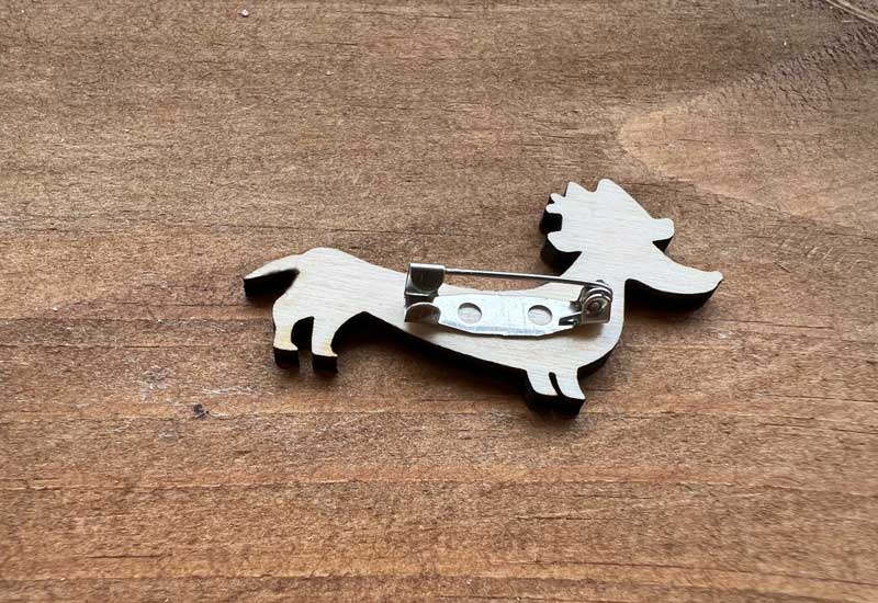 Handbemalter bayerischer Anstecker aus Holz von Kartlerei, Trachten-Pin mit Dackelmotiv für Oktoberfest und Trachtenhüte