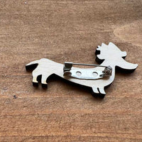 Handbemalter bayerischer Anstecker aus Holz von Kartlerei, Trachten-Pin mit Dackelmotiv für Oktoberfest und Trachtenhüte
