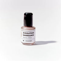 Silberner Bio-Glitzer Nagellack von Birkenspanner, auf einem Nagel aufgetragen, glänzend und schimmernd für ein trendiges Nageldesign